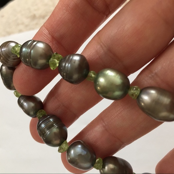 Peacock grey cultured freshwater pearl & natural peridot bracelet - Picture 5 of 6
